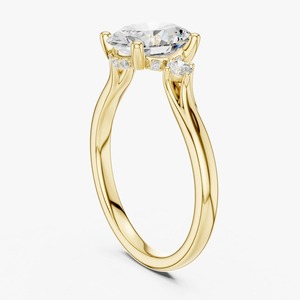 Anillo de Compromiso de Oro Amarillo de 9K con Diamante Cultivado en Laboratorio de Corte Ovalado de 2CT y Tres Piedras Laterales Redondas, Venta al Por Mayor - Product Image 4