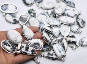 Colgante de Piedra Preciosa Hecho a Mano de Howlite, Ópalo Dendrítico y Jaspe Zebra, Chapado en Plata Antigua, Estilo Cristiano Vintage - Product Image 3