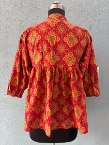 เสื้อเบลาส์พิมพ์ลายบล็อก ผลิตด้วยมืออย่างมีจริยธรรมในอินเดีย ทำจากผ้าฝ้ายแท้ ลายดอกไม้สไตล์ลำลอง คอวี ปักโลโก้ด้านหน้า - Product Image 5