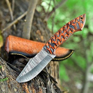 Cuchillo de Hoja Fija de Acero de Damasco Hecho a Mano Nordic Forge de 9 Pulgadas, EDC, Full Tang, para Caza, Desollado y Camping, con Mango de Madera Pakka y Funda de Cuero - Product Image 1