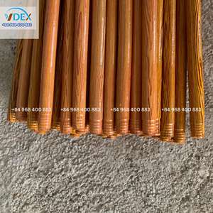 Manche de balai en bois avec revêtement PVC imitation bois et connecteur fileté ; 120 cm de longueur ; emballé en lots de 48 à 50 pièces - Product Image 4
