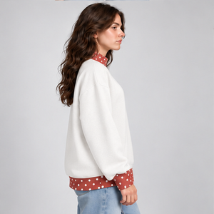 Sudadera Blanca de Cuello Alto para Mujer con Ribete de Puntos Rojos y Gráfico Varsity, Manga Larga, Hombros Caídos, Personalizable - Product Image 4