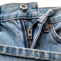 Celana Jeans Denim Biru Muda Pria Pinggang Tinggi Potongan Lurus Stonewashed Kasual Katun Berat Sedang Kancing Depan Gaya Musim Semi