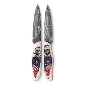 Cuchillo de Caza de Hoja Fija de Acero de Damasco OEM - Borde Recto con Grabado Láser - Mango de Hueso de Camello - Diseño de la Bandera de la Antigua Gloría con Águila - Product Image 1