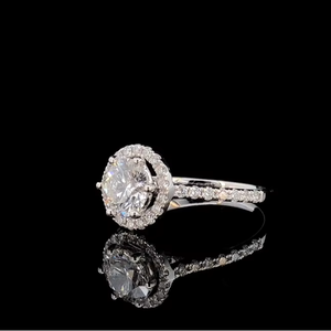 แหวนหมั้นเพชรทรงกลม 1.70 กะรัต ผลิตในห้องปฏิบัติการ ตัวเรือนทองคำแท้ 14K ประดับเพชรแบบ Halo - Product Image 3