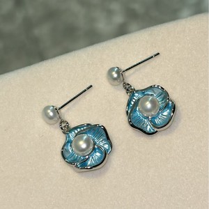 Boucles d'oreilles tendance et élégantes en camélia, perles d'eau douce, pendentifs avec un joli pompon, boucles d'oreilles en alliage cool - Product Image 4