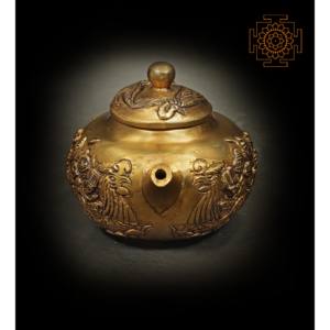 Petite bouilloire de concepteur faite à la main de 5 pouces avec des figures humaines pour la décoration intérieure et l'article de cadeau fabriqué en Inde - Product Image 4