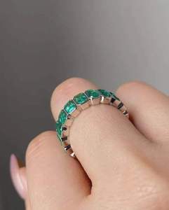 Anillo de Boda de Eternidad Completa con Esmeralda Verde, Joyería Fina de Lujo, Oro Blanco Sólido de 14K, Anillo de Aniversario - Product Image 1