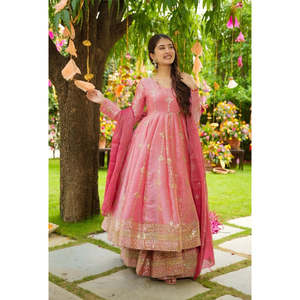 Ensemble haut-bas et dupatta pour femme, avec broderie et travail de sequins - Product Image 4
