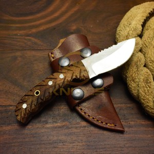 Cuchillo de Caza y Camping de Hoja Fija Hecho a Mano con Acero al Carbono, Mango de Madera Natural, Espiga Completa, Funda de Cuero para Exteriores, 3 Años de Garantía - Product Image 1