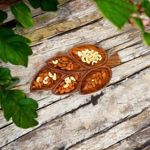 Bandeja de Madera Hecha a Mano con Forma de Hoja y Compartimentos, Bandeja para Aperitivos y Frutos Secos, Decorativa, de Lujo, Multiusos - Product Image 1