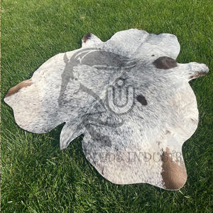 Alfombra Antideslizante de Piel de Vaca con Pelo Brasileño Auténtico en Tonos Blanco y Negro para Acampar al Aire Libre y para Picnic - Product Image 2