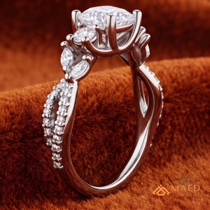 Anillo de Compromiso y Boda de Moissanita con Corte Cojín, Tono Plateado, Piedras Laterales Redondas y Banda Pavé, Joyería Elegante, Regalo para Ella - Product Image 4