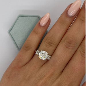 Bague de fiançailles avec diamant de 3 carats, taille ronde idéale, cultivé en laboratoire, certifié IGI, et diamants latéraux taille émeraude - Product Image 2