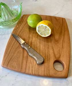 Planche à découper en teck durable avec poignée, idéale pour couper, servir et décorer le comptoir de cuisine ou la table à manger - Product Image 6