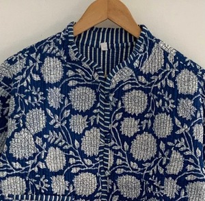 Veste pour femme en coton tricoté à la main en Inde, matelassée, réversible, à imprimé animal, col rabattu, manches trois-quarts - Product Image 4