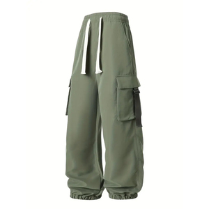 Pantalon de jogging cargo multipoches pour homme, style streetwear ample, en molleton de coton épais, avec logo personnalisé - Product Image 1