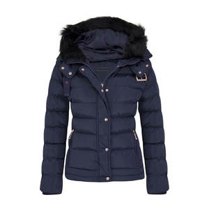 Veste matelassée à capuche pour femme OEM/ODM, col en fausse fourrure, parka d'hiver, veste matelassée en duvet personnalisée, vente en gros - Product Image 1