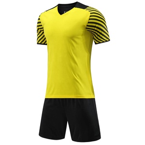 Ensemble de maillots de football pour hommes, jaune et noir, avec nom du joueur, col en V, manches courtes, tissu respirant, uniforme de football personnalisé avec le nom de l'équipe - Product Image 1