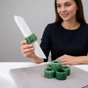 Anneaux de serviette en résine faits à la main dans des couleurs et des motifs créatifs pour la décoration de table de mariage et de fête pour les hôtels - Product Image 1