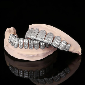 AMBER JEWELS T-812 ชุดกริลล์ซ์ฟันแบบเต็มชุด ประดับเพชรโมอิสซาไนต์เจียระไนแบบบริลเลียนท์ ตัวเรือนทองคำแท้ 18K สไตล์ฮิปฮอป สำหรับทุกเพศ ใช้ได้ทุกวัน - Product Image 2