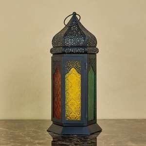 Farol Marroquí de Metal con Recubrimiento Negro y Vidrio Multicolor, Farol Decorativo con Grabado Metálico para Festivales, Hoteles y Decoración del Hogar - Product Image 1