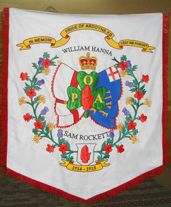 Banderas Colgantes Personalizadas ODM Bordadas a Mano con Hilo para Bandas de Marcha y Desfiles - Product Image 1