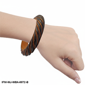 Bracelet en bois torsadé spirale sculpté à la main, style ethnique bohème, bijou vintage et tendance - Product Image 6