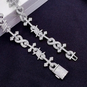 สร้อยข้อมือรูปกากบาทประดับเพชรโมอิสซาไนต์แบบ Iced Out สไตล์ฮิปฮอป พร้อมโซ่เทนนิสสีเงินรูปกากบาทอินฟินิตี้ และสร้อยข้อมือลวดหนามรูปกากบาทอินฟินิตี้ - Product Image 2