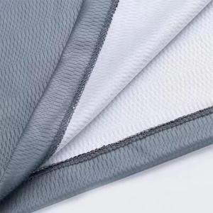 ชุดบาสเก็ตบอลแบบซับลิเมชั่นสีดำ เทา แดง ลายซิกแซก พร้อมกางเกงขาสั้น ชุดกีฬาทีม OEM - Product Image 4