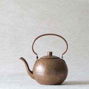 Elegante tetera de cobre puro para servicio de té premium, preparación de bebidas tradicionales y atractivo de utensilios de cocina atemporales. - Product Image 2