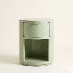 Mesa de Noche de Lujo con Incrustaciones de Hueso y Rayas Chevron - Mesita de Noche Boho Chic Hecha a Mano para Diseño de Interiores y Muebles de Dormitorio - Product Image 1