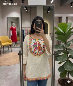 Collection de hauts longs en pur coton Khadi pour les fêtes, avec motif et broderie multi-fils sur le col, fournisseur de Surat pour la mode féminine. - Product Image 5