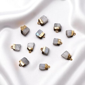 จี้หินมูนสโตนสีรุ้งดิบขนาด 15x10 มม. – จี้พลอยเคลือบทอง - Product Image 1