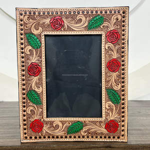 Cadre photo en cuir véritable outillé à la main personnalisé de vente chaude avec Rose et feuille sculpture rustique bureau occidental et décoration murale 4x6 Photo - Product Image 4