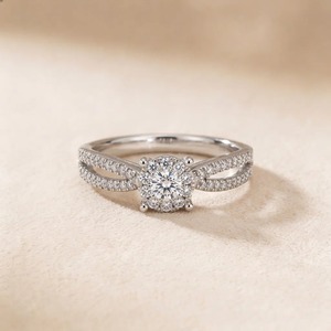 Anillo de Compromiso de Oro Blanco de 9K con Diamante Cultivado en Laboratorio de Corte Redondo de 1.30CT, Halo y Tallo Dividido con Pavé, Joyería Fina Personalizada para Mujer - Product Image 1