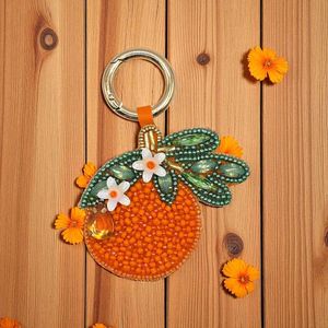 Llavero de tela hecho a mano, ecológico y personalizado con flor de margarita de cuentas, colgante ajustable y ligero para bolso o cartera - Product Image 6