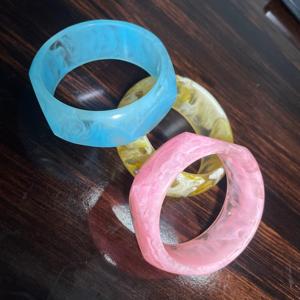 MN Exports - Juego de Brazaletes Acrílicos Vintage en Diseño Marmoleado Azul, Rosa y Amarillo, Joyería de Moda para Mujer, Regalo - Product Image 1