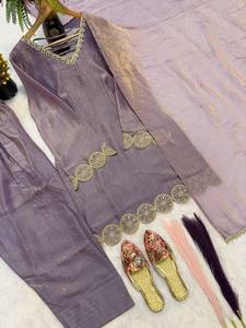 Ensemble de vêtements de mariage traditionnels indiens et pakistanais pour femmes en velours violet avec détails brodés, coupe ample, longueur cheville, tenue en soie - Product Image 5