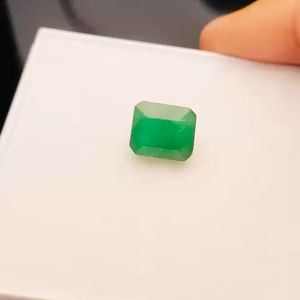 มรกตทรงเหลี่ยมธรรมชาติ 6.10 กะรัต คุณภาพดี สีเขียวสวยงาม ขัดเงาอย่างดี เหมาะสำหรับทำเครื่องประดับทุกชนิด - Product Image 2