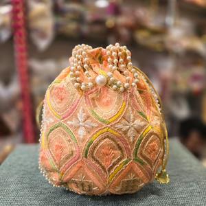 Sac à main traditionnel indien fait à la main en satin pochette de faveur de mariage unisexe pour les demoiselles d'honneur invités pochette à usage quotidien à la mode - Product Image 3