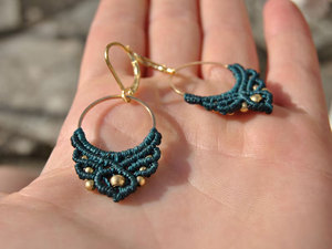 ต่างหูห่วงมาคราเม่สีเขียวอมฟ้าทำมือประดับลูกปัดทอง ขายส่ง - Product Image 1