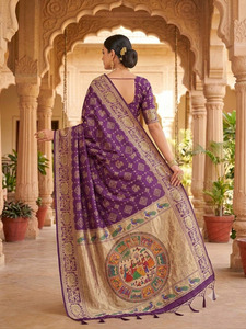 Sari en soie Banarasi Katan violet avec motif paon tissé or pour mariage, tenue traditionnelle indienne pour femme, longueur ras du sol - Product Image 3