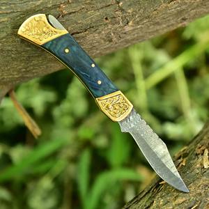 Couteau de chasse pliant artisanal, lame en acier Damas gravée, manche en bois, couteau personnalisable OEM - Product Image 4