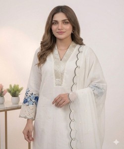 Ensemble chic en Chanderi avec broderie à sequins et découpes, comprenant un haut, un pantalon palazzo et un dupatta, blanc - Product Image 2