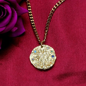 Collier Pendentif Zodiaque Gémeaux en Argent 925 Plaqué Or, Médaillon Texturé Jumeaux, Chaîne Gourmette CZ Colorée, Vente en Gros - Product Image 4