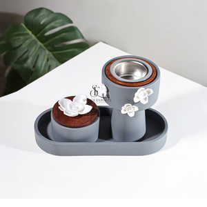Brûleur d'encens artisanal de style moderne en métal et bois avec revêtement gris mat, boîte avec plateau et accents floraux blancs, décoration d'intérieur - Product Image 1