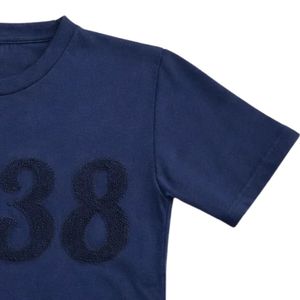 T-shirt en chenille personnalisé bleu marine 1938 à manches courtes, col rond, décontracté, avec broderie de patch texturé, confortable, unisexe - Product Image 5