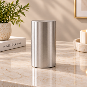 Urne funéraire en métal, élégante, argentée, pour cendres, avec forme cylindrique minimaliste et couvercle sécurisé pour une utilisation commémorative respectueuse - Product Image 1