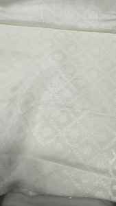 Tissu en viscose blanche teignable, 65 GSM, motif jacquard auto-gaufré, largeur 44 pouces, textile de haute qualité pour collection de créateurs - Product Image 4